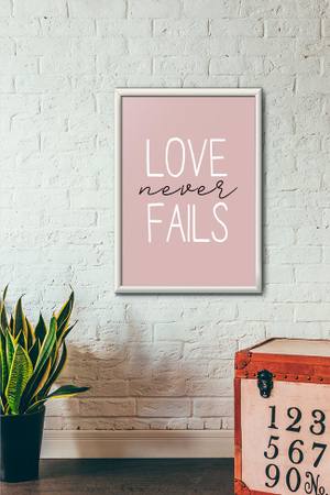 Quadro Decorativo Love never fails - vista aproximada da impressão