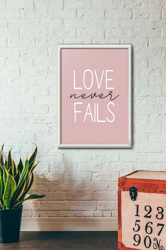 Quadro Decorativo Love never fails - vista aproximada da impressão
